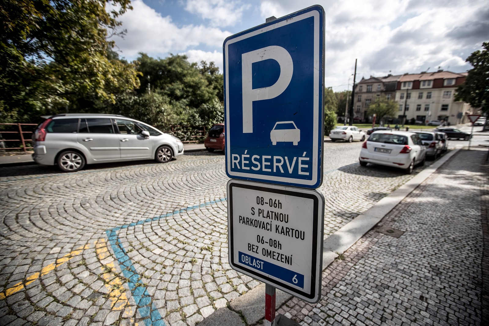 Фиолетовая зона парковки в Праге