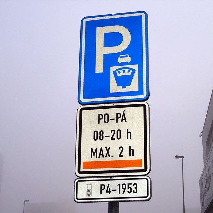 оранжевая зона парковки в Праге